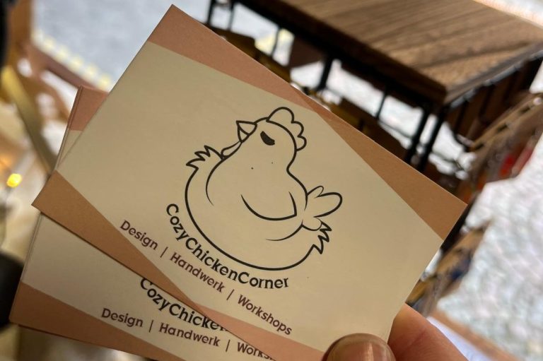 Visitenkarten mit einer Hühnchenzeichnung und den Worten "CozyChickenCorner".